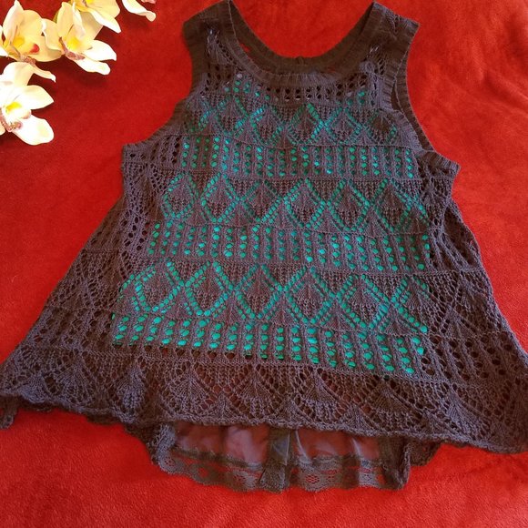 Sheer button back Tank - Picture 9 of 9